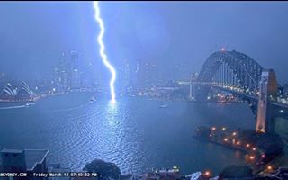 Огромную молнию засняли на видео в Австралии