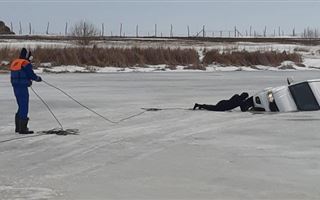 В ЗКО провалились под лед две машины в течении дня