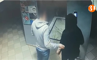 Зверское убийство в Алматы: появилось видео, где девушка заходит в лифт с предполагаемым убийцей