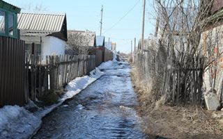 Пригород Костаная заливает талой водой с полигона для вывоза снега
