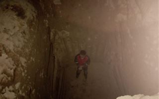 Шымкентец, разговаривая по телефону, провалился в 4-метровую яму