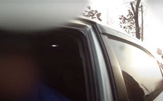 В Жетысае водитель протащил полицейского на двери авто