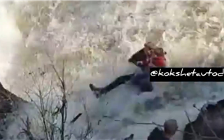 Мужчина с дочкой упали в водопад в Акмолинской области 