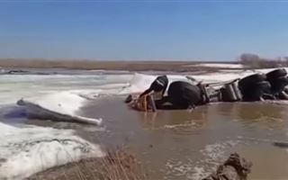 Грузовик утонул в грязевой яме в Акмолинской области: водителя спасти не удалось 