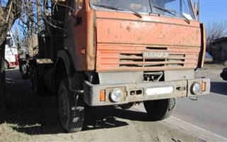 Водитель "КамАЗа" едва не задавил насмерть полицейского в Актюбинской области
