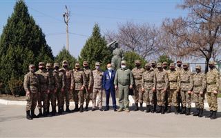 Военнослужащие Алматы встретились с ликвидатором техногенной катастрофы в Чернобыле