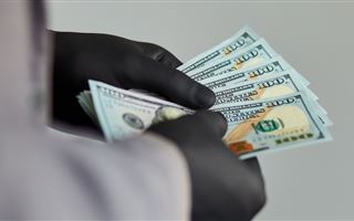Жителям Алматы продавали фальшивые доллары
