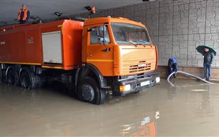 Сильным ливнем затопило несколько улиц и частных домов в Алматы