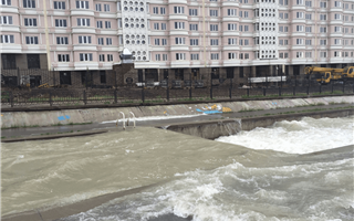 Река Большая Алматинка превращается в строительную свалку