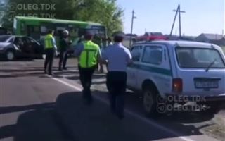 Водитель школьного автобуса допустил столкновения с двумя машинами в Талдыкоргане 