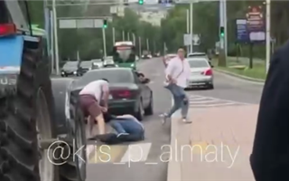 "Двое на одного" - в Алматы избили человека посреди проезжей части