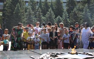 Военнослужащие организовали праздник для детей в Алматы