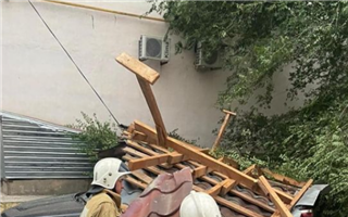 Ураган в Шымкенте срывал крыши домов