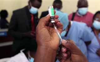 В Кении пациентом вместо вакцины от коронавируса ставили воду