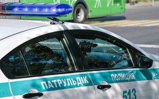 В Алматы полицейская машина насмерть сбила женщину
