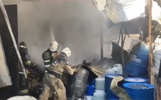 Взрыв и пожар в Шымкенте попали на видео
