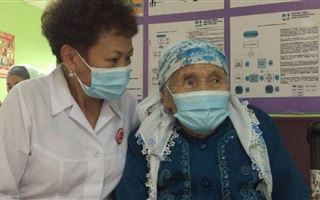 99-летняя мать-героиня из Алматы привилась от коронавируса