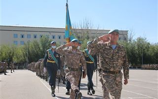Как в десантно-штурмовых войсках Казахстана командиры чествуют рядовых солдат