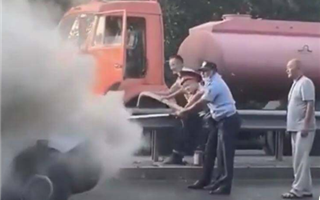 В Алматы потушили горящий автобус