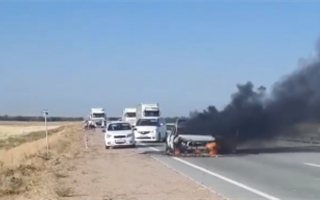На трассе возле Алматы загорелась машина - видео