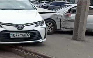 Три автомобиля пострадали в ДТП в Алматы