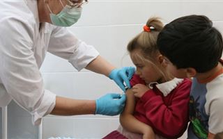 Министерство здравоохранения планирует вакцинировать вакциной Pfizer несовершеннолетних казахстанцев