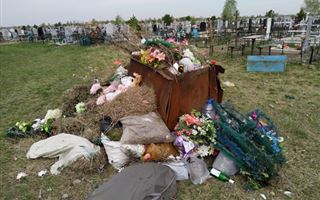 В Петропавловске общественники в пух и прах разнесли работу чиновников по обслуживанию кладбищ