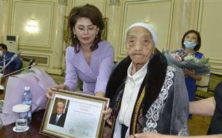 Президент поздравил ветерана-журналиста со 100-летним юбилеем