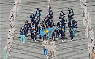 Церемония открытия летних Олимпийских игр в Токио: казахстанские знаменосцы пронесли флаг