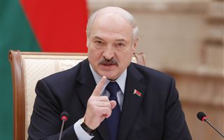 "Они сидят и тычут в айфоны": Лукашенко о женах футболистов