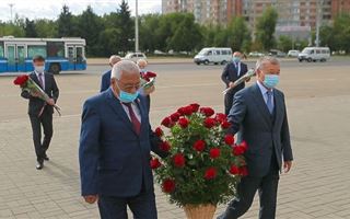В Усть-Каменогорске Даниал Ахметов возложил цветы к памятнику Абаю