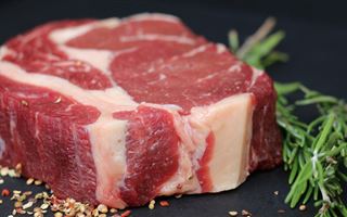Диетолог назвала безопасную порцию мяса для человека