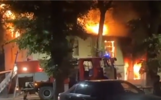 Ночью в Алматы сгорел дом - видео
