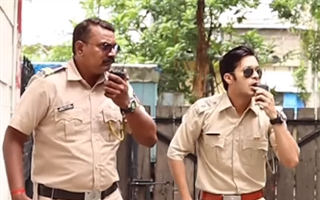 Полицейский из Индии стал звездой благодаря видео с танцами