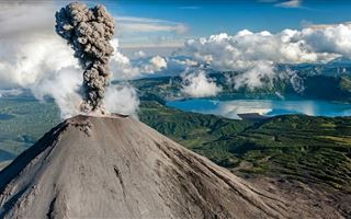 В России началось извержение двух вулканов