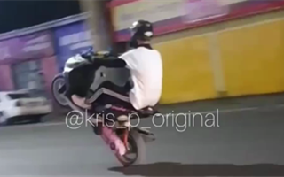 Ночной лихач на мотоцикле попал на видео в Алматы