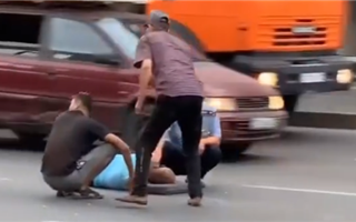 В Алматы грузовик сбил мужчину, перебегавшего дорогу