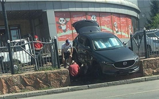 "Переел" - казахстанцев позабавил автомобиль, застрявший в воротах на выезде с территории кафе