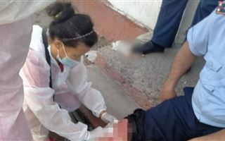 Участкового ударил ножом подозреваемый в хранении наркотиков в Туркестанской области 