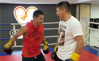 Казахстанский боксёр избил Куата Хамитова - видео