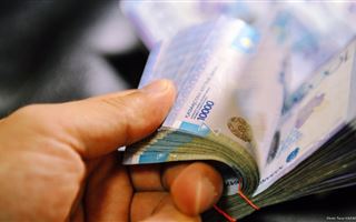 В Алматы поймали чиновника, который получил взятку в 3,7 млн тенге