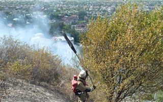 В Алматы в Бостандыкском районе загорелся склон горы