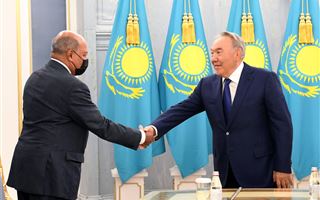 Нурсултан Назарбаев встретился с заместителем Председателя Совета по управлению МФЦА Сумой Чакрабарти