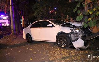 Дерево спасло водителя от столкновения с домом в Алматы