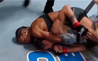 Казахстанка Мария Агапова эпично задушила соперницу в третьем бою в UFC - видео