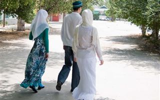 Кыргызы за многоженство, узбеки за хиджаб, казахи за язык: СМИ России рассказали о возвращении к истокам в Центральной Азии
