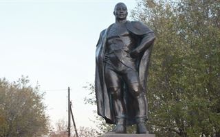 В столице открыли памятник легендарному борцу Кажымукану