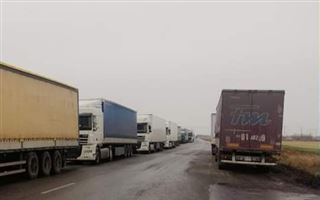 Пробки на границе с Россией переполнили чашу терпения водителей