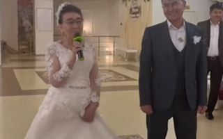 Белое платье и лимузин: 69-летняя казахстанка отметила свадьбу с размахом