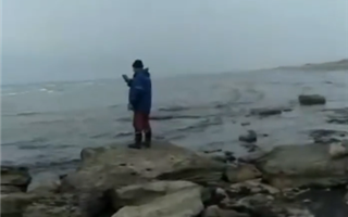 Необычный прилив на Каспии показал местный рыбак